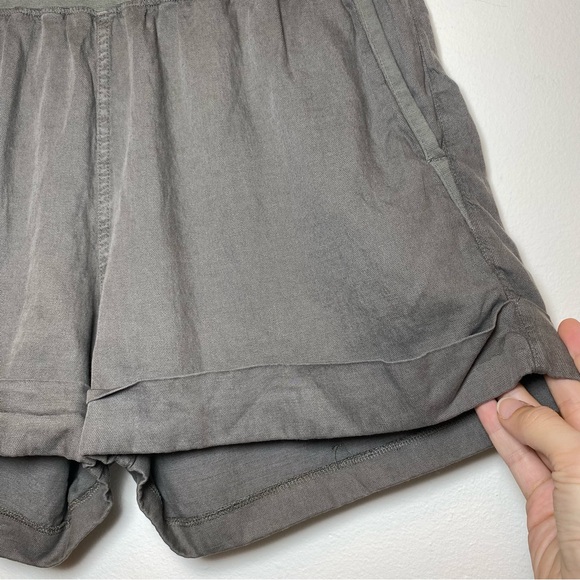 FAHERTY Arlie Linen/Tencel Blend Cuffed Day Shorts in Surplus Green Sz Medium - Picture 6 of 11